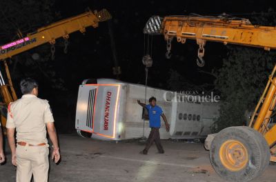 vijayawada:atleast11dead30injuredafterprivatebusfallsintoriver